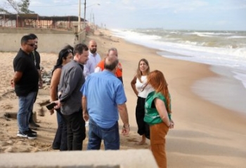 Carla Caputi participa de vistoria técnica em praias afetadas pela erosão 