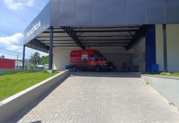 Colisão frontal entre dois carros deixa quatro pessoas feridas na BR 356