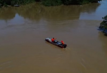 Bombeiros buscam por homem desaparecido no Rio Paraíba do Sul