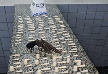 PM apreende drogas e arma durante ação para combater guerra entre traficantes em Campos