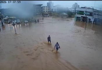Temporal em Itaperuna causa alagamentos e arrasta veículos
