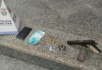 Menor é apreendido com pistola e drogas 