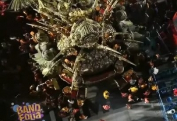 Carro alegórico da União de Maricá pega fogo e deixa quatro feridos