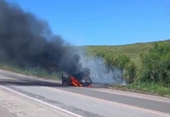 Carro fica destruído após pegar fogo na BR-101 em Campos 
