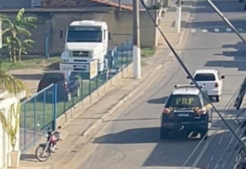 Vídeo: motorista abandona carro e foge após perseguição da PRF na BR 356