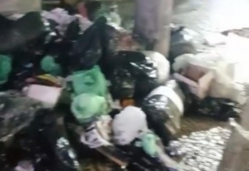 Morador denuncia acúmulo de lixo em calçada no Centro de Campos