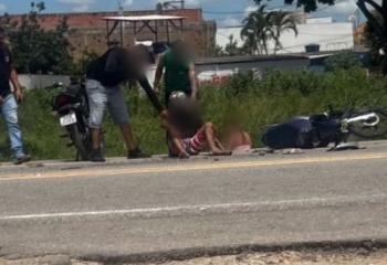 Jovens ficam feridos em acidente entre carro e moto em Campos