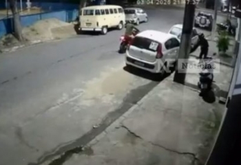 Vídeo mostra assalto em rua de Guarus; criminosos rendem homem e fogem de moto