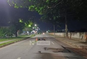 Homem morre em colisão de moto contra poste, em Campos