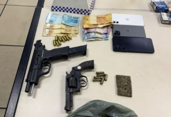 Três homens são presos e menor apreendido com armas e drogas após disparo