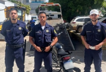 GCM apreende moto com placa coberta por sacola, em Guarus