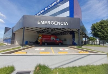 Homens ficam feridos em colisão entre carro e caminhão na Baixada Campista