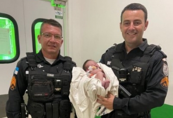 Policiais do CPRv salvam recém-nascido de 12 dias engasgado 