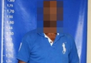 Idoso é preso após agredir e ameaçar companheira de morte em Campos 