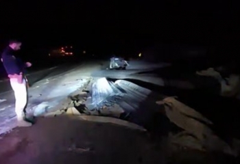 Caminhão tomba e deixa homem ferido na BR-101 em Campos