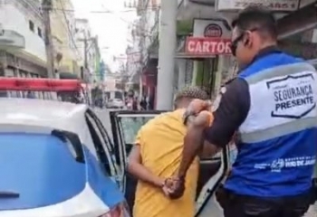 Homem é preso em flagrante após furtar celular no Centro de Campos 