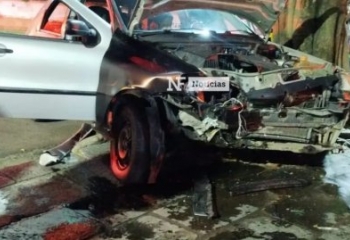 Carro bate em árvore e deixa mulher ferida em Campos