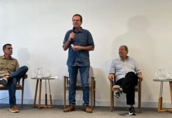 Pré-candidato ao Governo do Estado, Eduardo Paes participa de encontro na CDL, em Campos