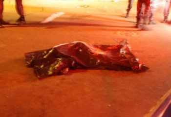 Ataque a tiros na porta de casa termina com jovem morto e outro baleado