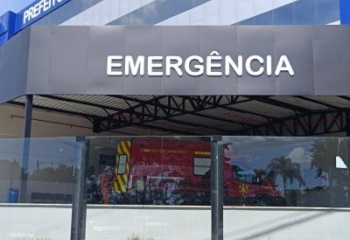 Criminosos passam atirando contra bar e mulher acaba baleada na mão 