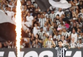 Com gol no fim, Botafogo vence a Chapecoense e larga em vantagem na Copa do Brasil