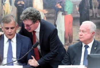 CCJ da Câmara aprova admissibilidade de PECs do fim da jornada 6x1