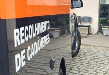 Criança morre após ser atropelada enquanto brincava na calçada