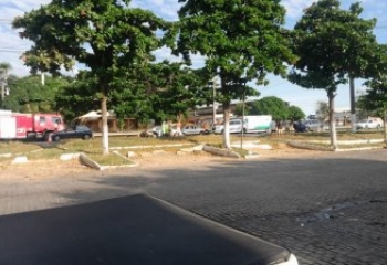 Colisão entre carros deixa duas pessoas feridas na BR 101, em Campos