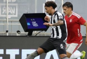Botafogo fica à frente duas vezes, mas Internacional busca o empate 