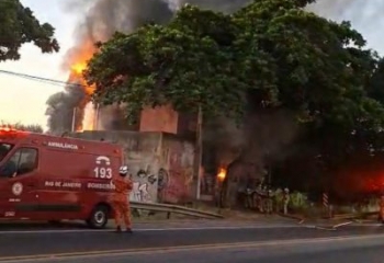 Fogo atinge sobrado às margens da BR 101 e mobiliza Bombeiros em Campos