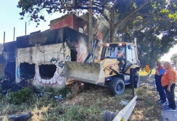 Defesa Civil realiza demolição de prédio que pegou fogo em Campos