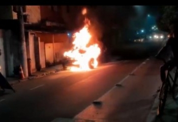 Carro fica completamente destruído ao pegar fogo em Guarus 