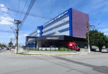 Acidente entre moto e ônibus deixa dois homens feridos em Campos 