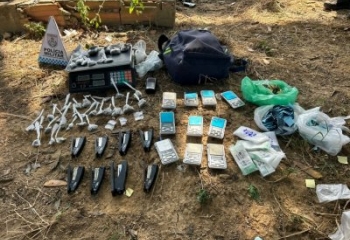 PM apreende drogas entre túmulos do Cemitério do Caju em Campos 