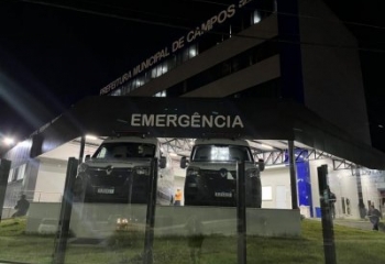 Colisão seguida de capotamento deixa homem ferido na Arthur Bernardes