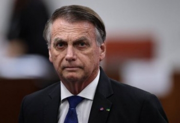 Cirurgia de Bolsonaro ocorre sem intercorrências, segundo boletim