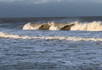  Marinha emite alerta de ressaca com ondas de até 3 metros para a região