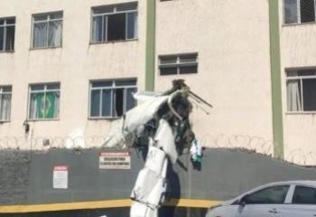 Avião monomotor cai, bate em prédio e deixa 2 mortos em Belo Horizonte