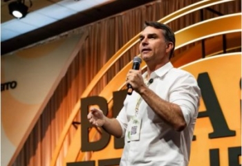 Flávio Bolsonaro acusa Moraes de 
