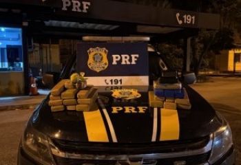 PRF prende homem com 22 kg de drogas em ônibus na BR-101 em Campos 