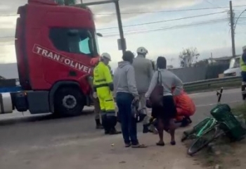 Mulher fica ferida em acidente entre bicicleta e carreta em Guarus