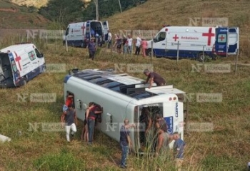 Micro-ônibus tomba e deixa feridos na Região Norte de Campos