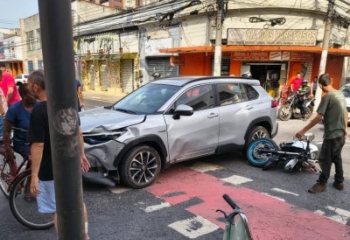 Motociclista é arremessado ao colidir com carro no Centro de Campos