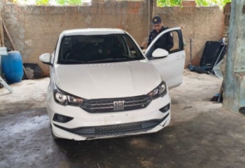 Ação conjunta entre polícias estoura desmanche clandestino e recupera carro furtado, em Campos
