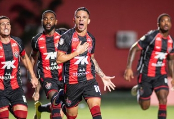 Vitória faz golaço, derruba favorito Flamengo e avança na Copa do Brasil