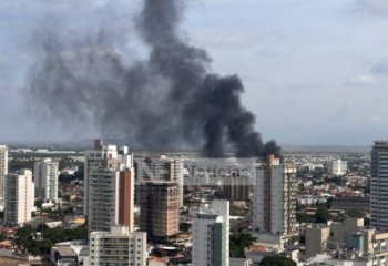 Incêndio mobiliza bombeiros em área da antiga rede ferroviária de Campos