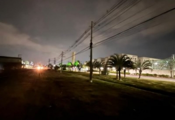 Escuridão em trecho de avenida movimentada preocupa trabalhadores em Campos