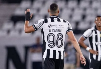 Com hat-trick de Arthur Cabral, Botafogo vence o Corinthians pelo Brasileiro