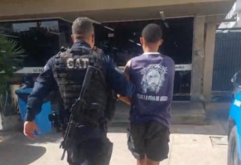 Menor tenta fugir da PM, mas acaba preso com drogas em Campos