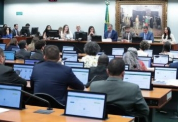 Sem acordo sobre transição, relatório da PEC do fim da escala 6x1 é adiado